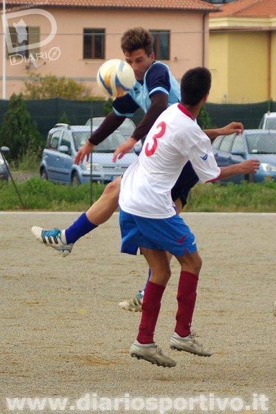 Enrico Podda in un contrasto alto